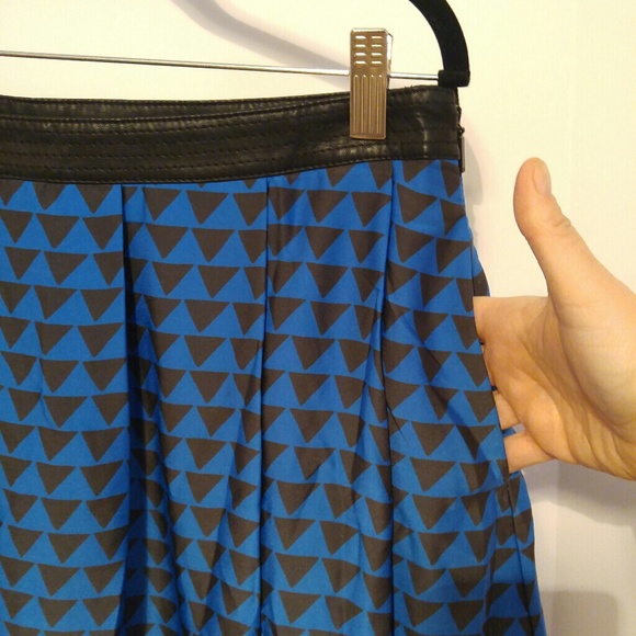 Armani Exchange Triangle Skirt - Picture 4 of 8